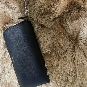 Pre owned Prada purse in an excellent condition, clean in and out